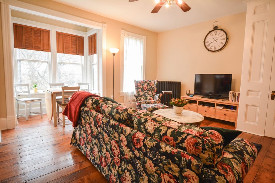 Living room with smart TV and cable