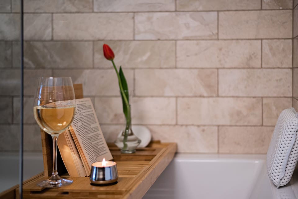 Relax and escape.... Deep soaking tub