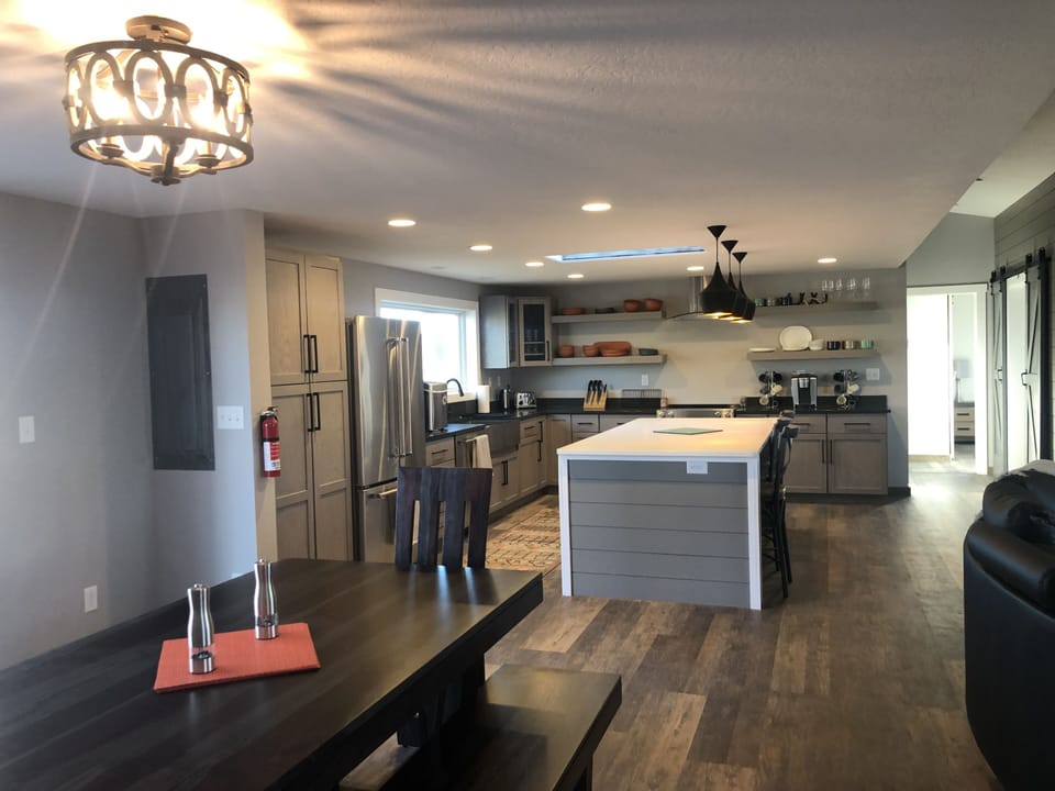 Kitchen & Dining