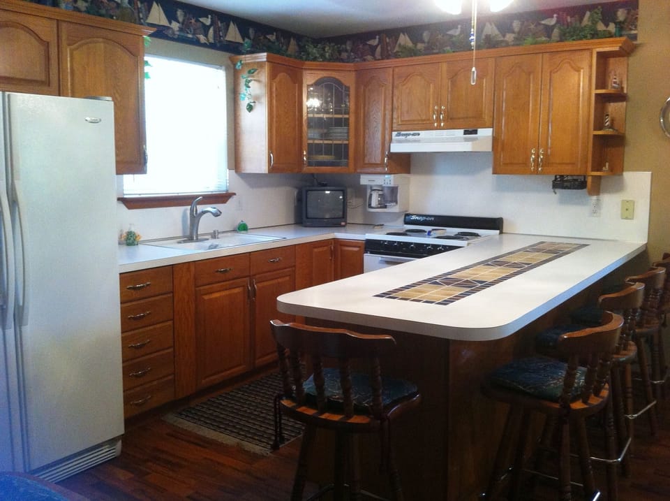 Order up! Fully equipped kitchen.