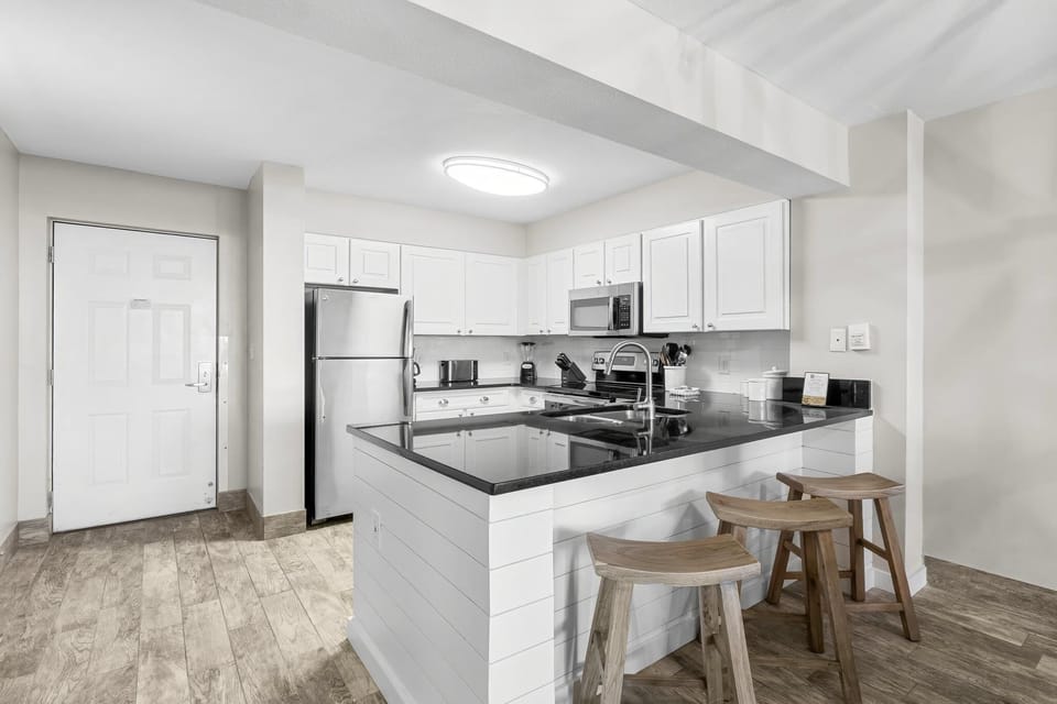 Kitchen with Breakfast Bar