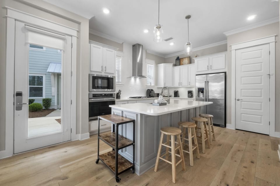 Kitchen with Breakfast Bar