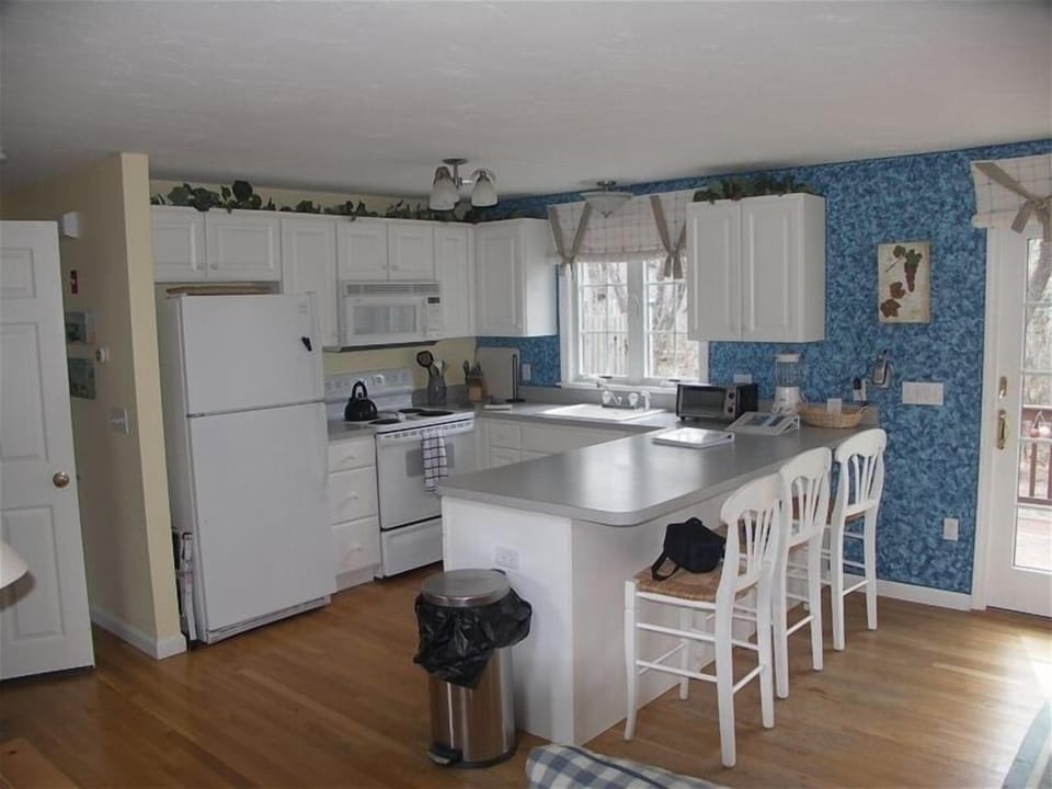 open kitchen & breakfast bar allows cooking and staying in touch with everyone