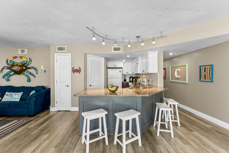 Kitchen with Breakfast Bar