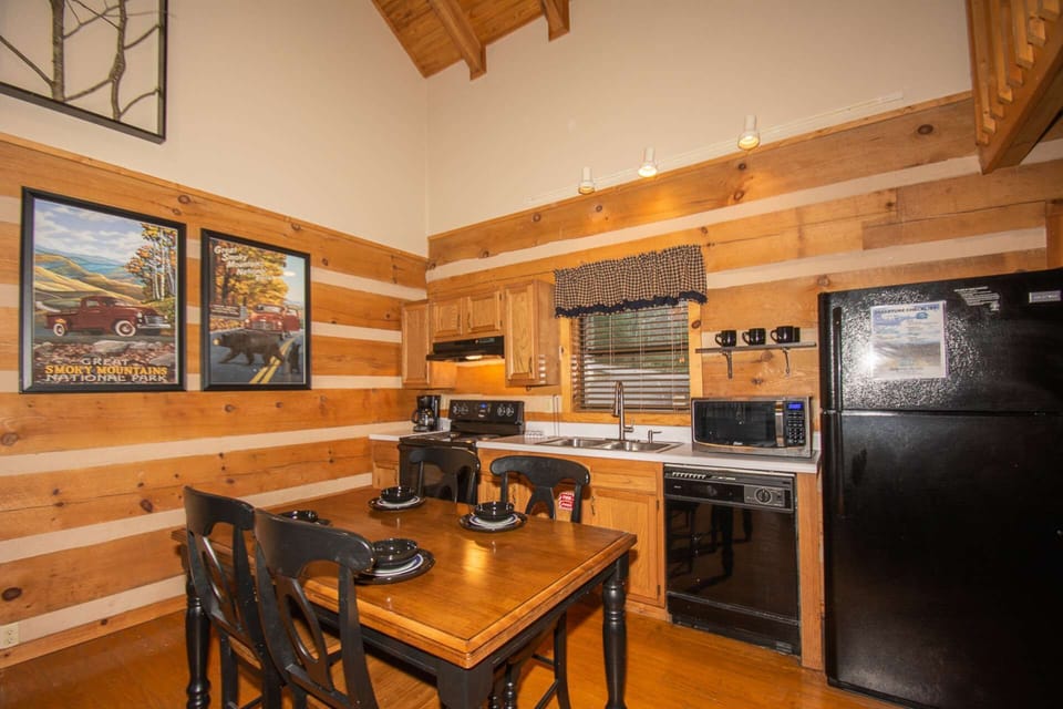 Kitchen well-equipped for cooking meals in with dining table seating for 6 (4-chairs and a bench for 2)