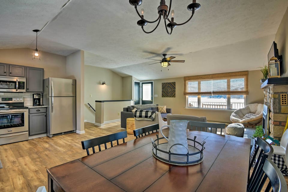 Dining Area | Dishware & Flatware Provided