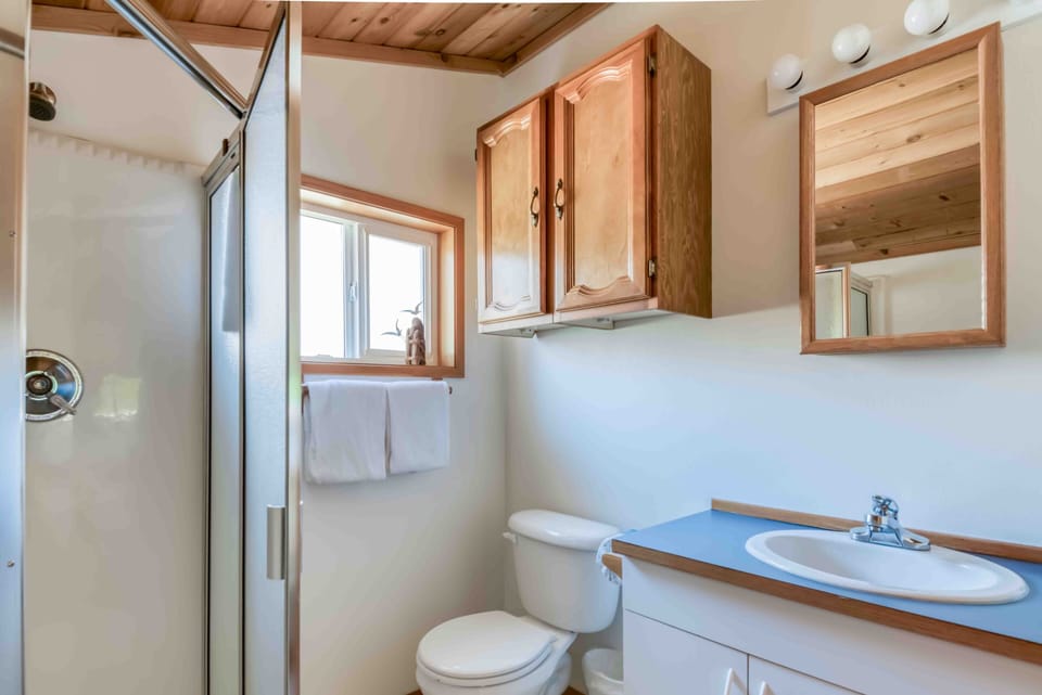 Hallway Full Bathroom