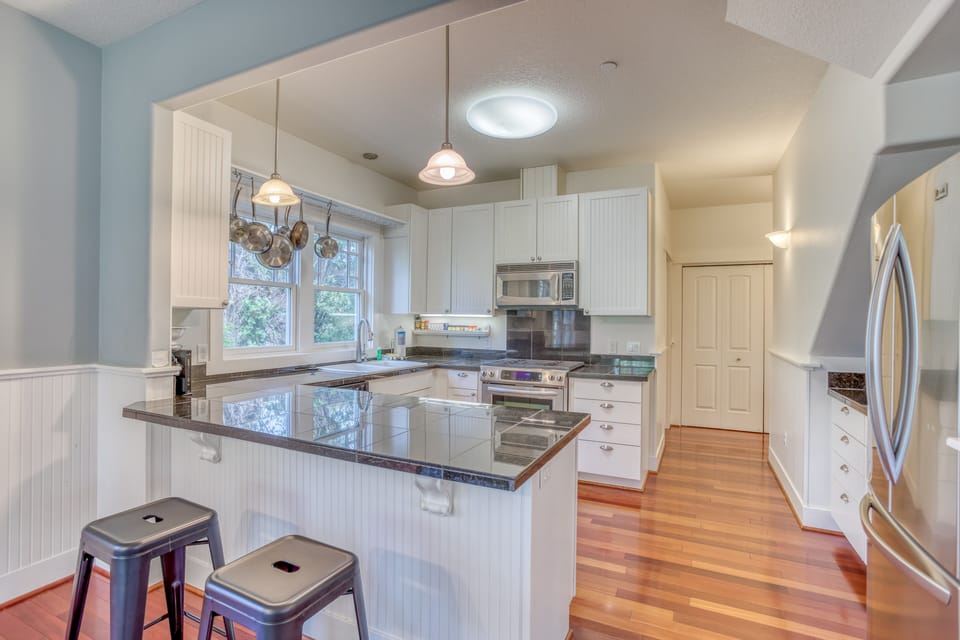 Kitchen Area with Amenities