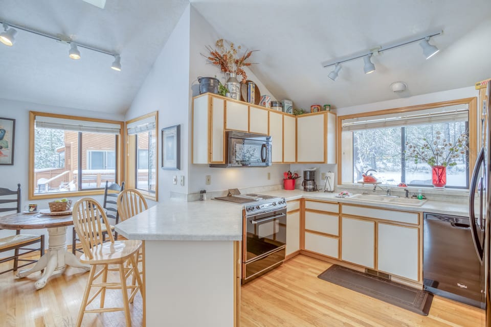 Kitchen and Breakfast Bar