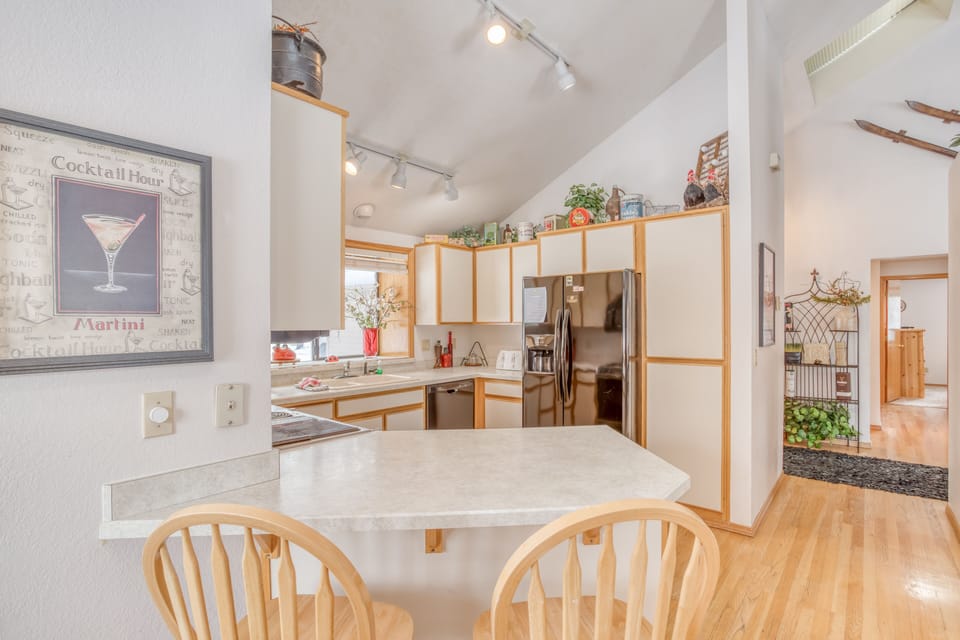 Kitchen and Breakfast Bar