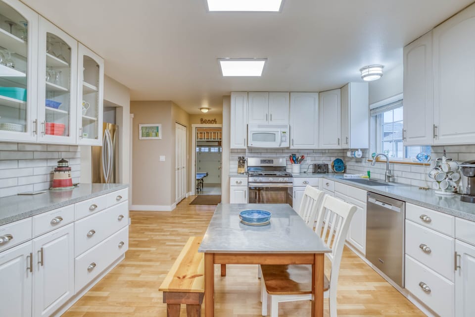 Kitchen Island with Amenites