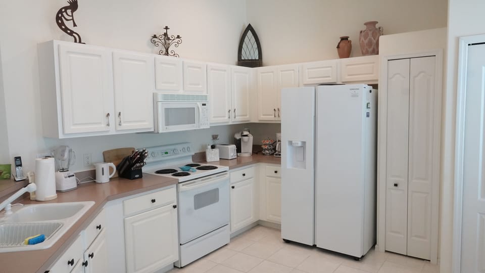 Fully equipped eat-in kitchen with everything you need and more!