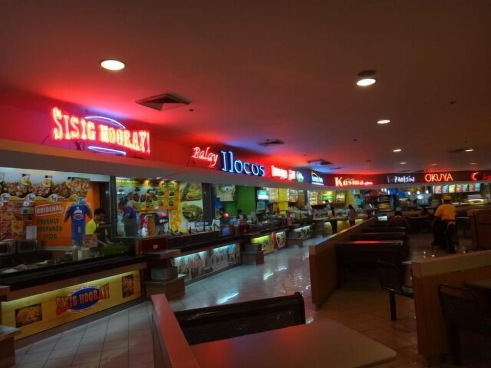 Mall nearby eateries 
