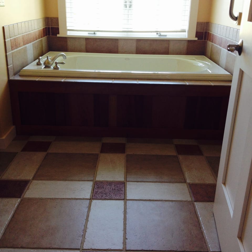 Main Bedroom Soaker tub.