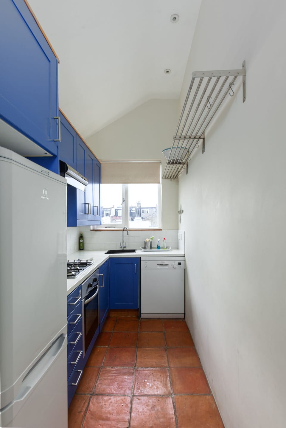 Kitchen with oven, hob, fridge/freezer, washing up machine