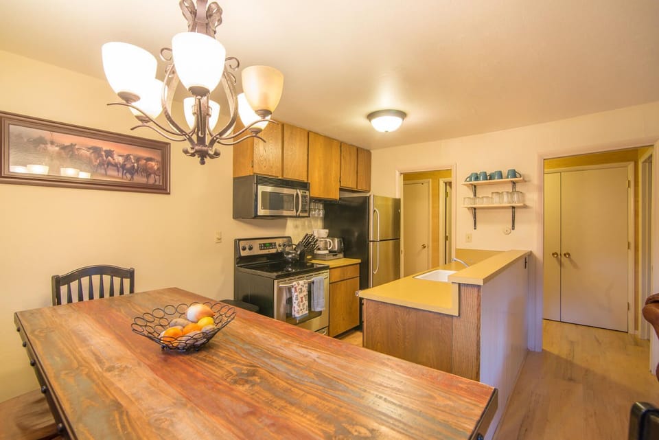 Dining/kitchen area