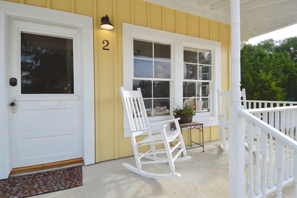 Watch deer at the feed from the front porch. Rockers on the front porch are great for sipping coffee in the morning or having a glass of wine at night.