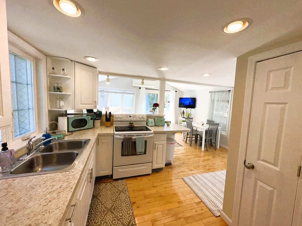 Full kitchen