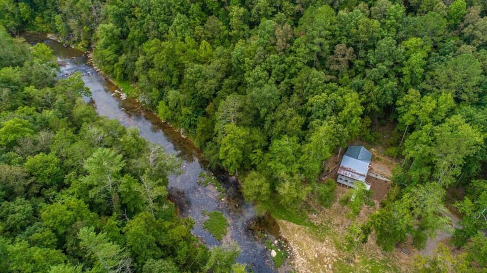 Creekside cabin beside Talking Rock Creek
