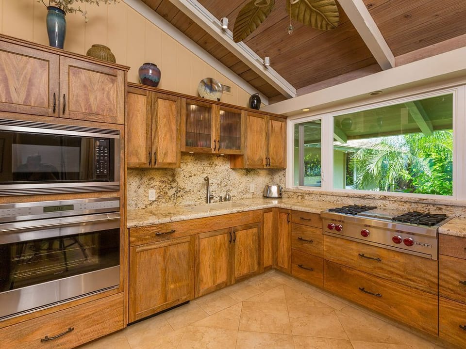 Spacious, well stocked, gorgeous kitchen 