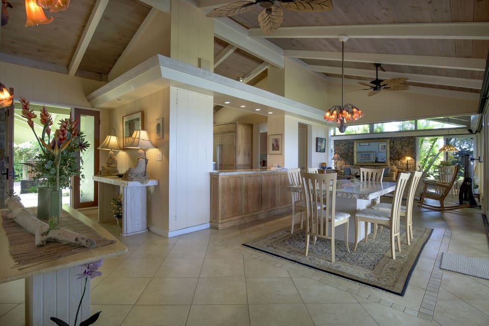 Entry way to dr and kitchen, with living room in behind.