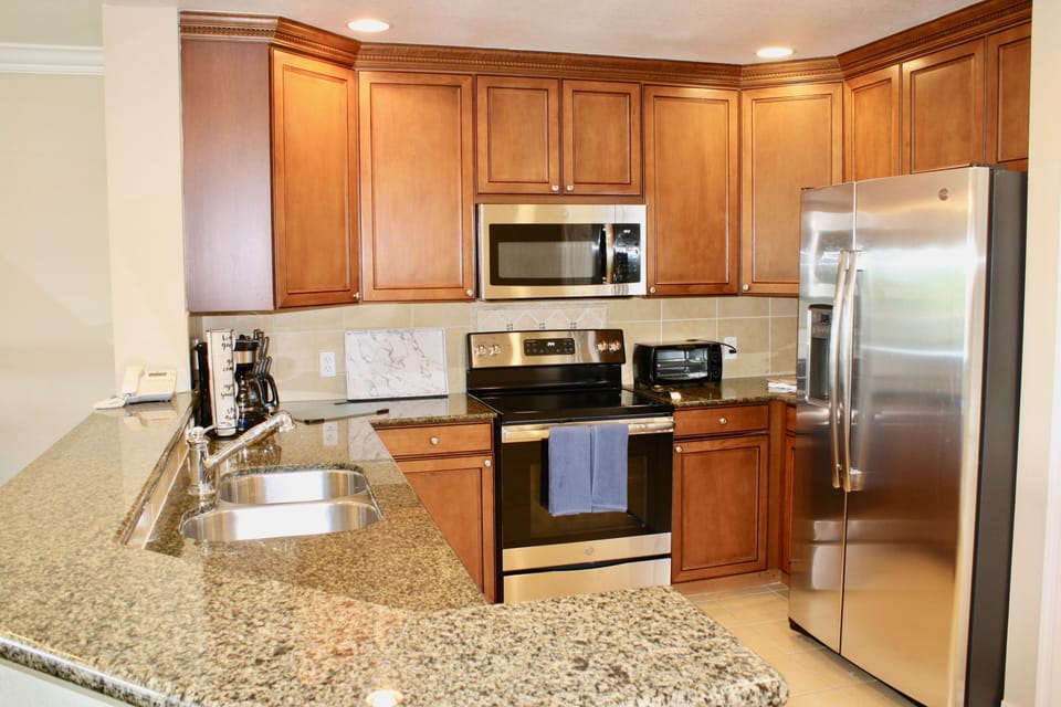 Full Kitchen with all the comforts of home 