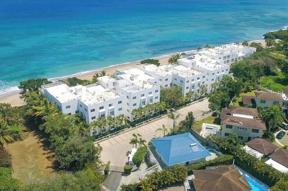 Proximity to the beach. The villa is the one with the blue roof.