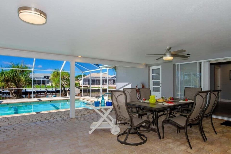 Al Fresco Dining under Covered Lanai