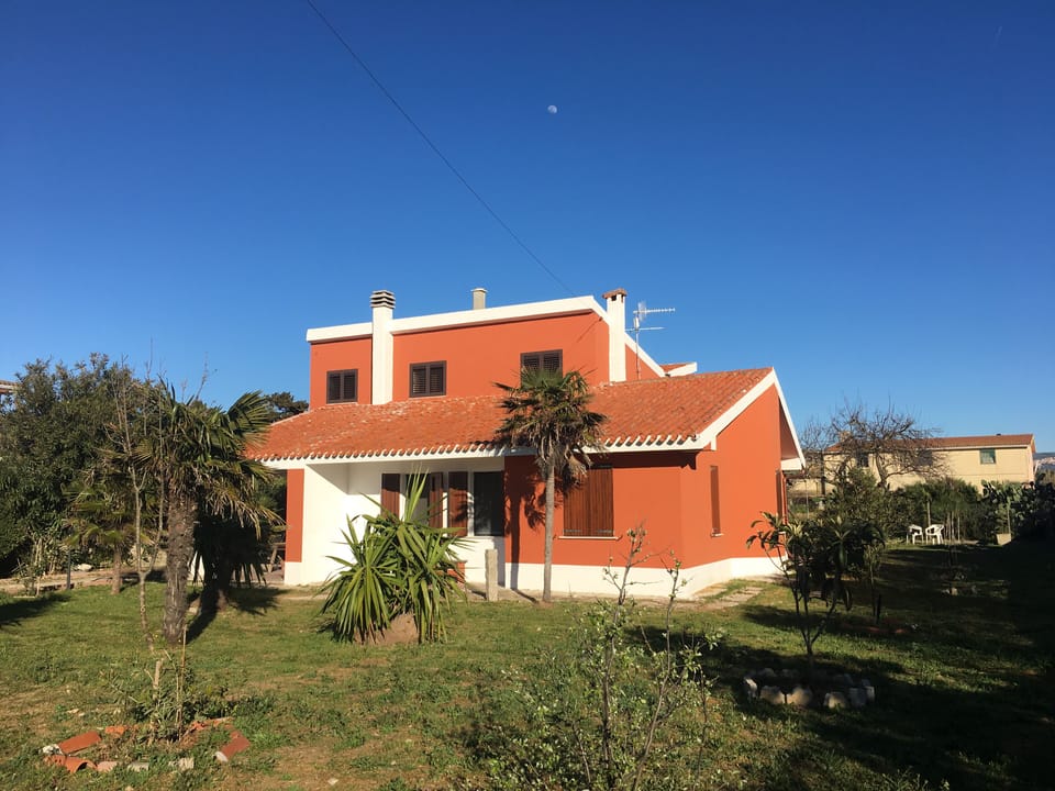 Upper level is the apartment via separate entrance 