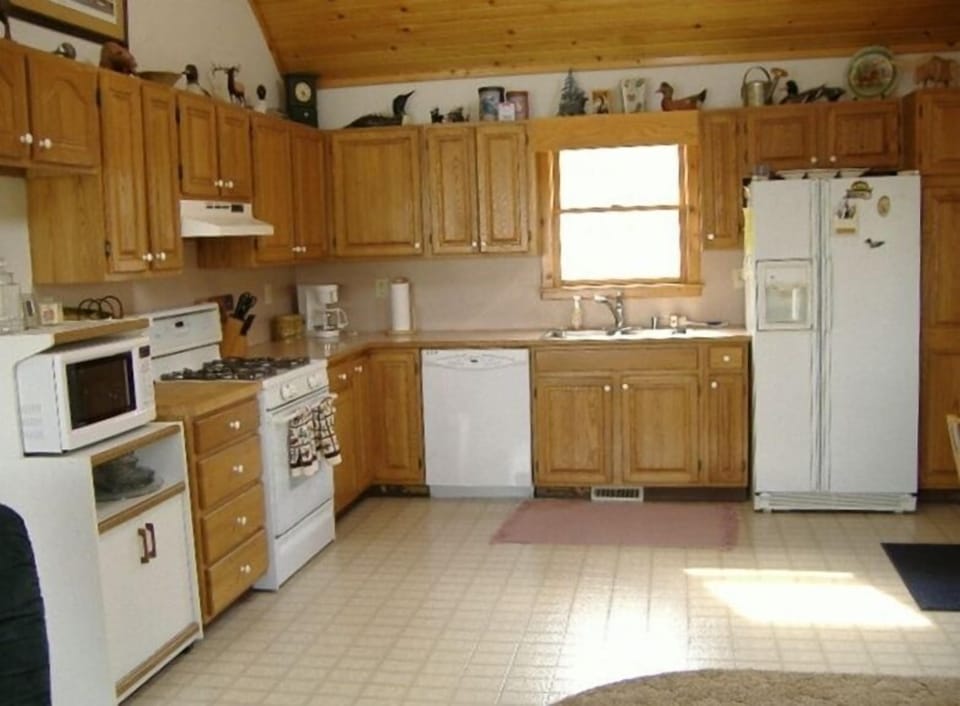 Full Kitchen with all ammenities!