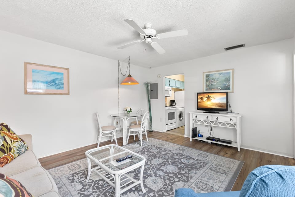 Living Room - Smart  TV + Dining Area