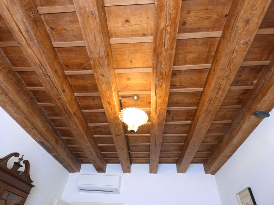 The living room ceiling with at the bottom the independent Air Conditioner