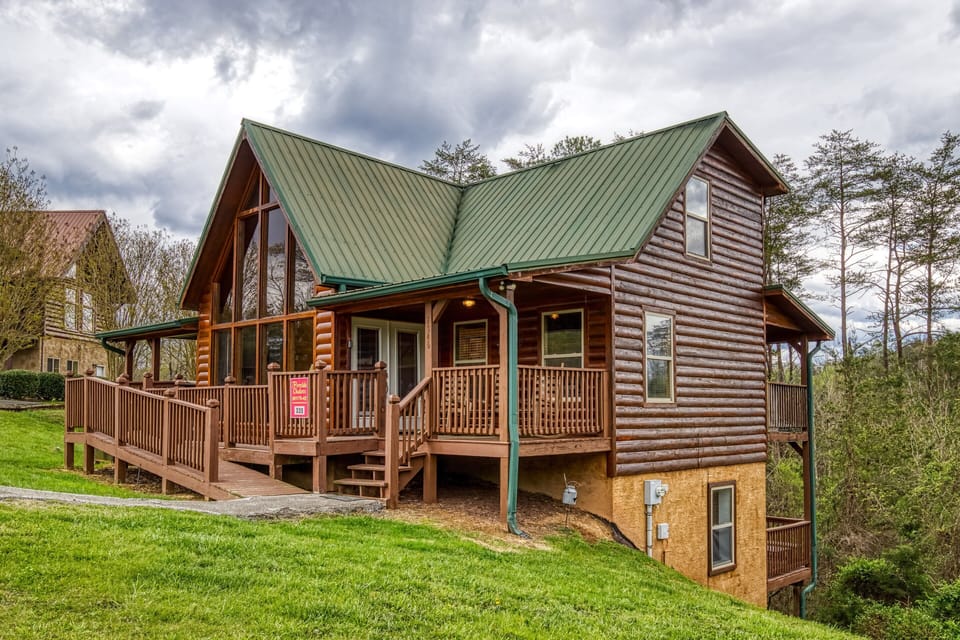 Pigeon Forge Log Cabin "Amazing Grace" - Ramped entry decks