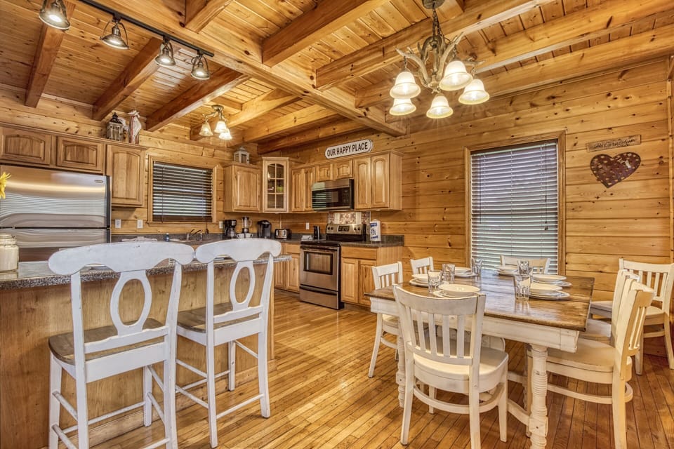 Smoky Mountain Log Cabin "Amazing Grace" - Dining area and kitchen