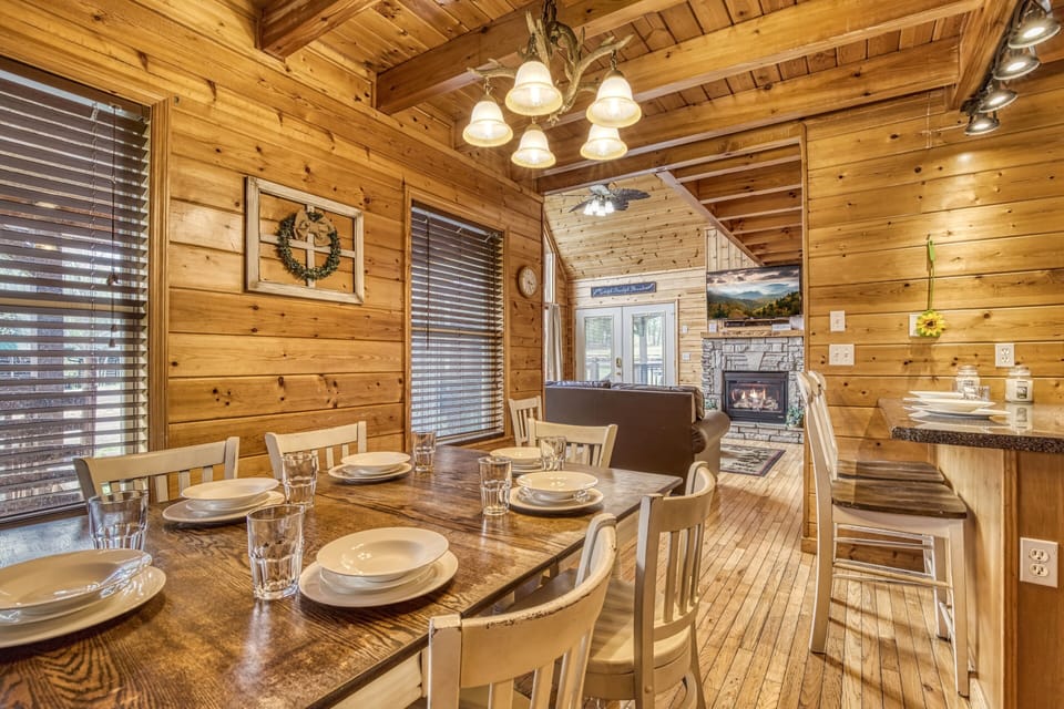 Log Cabin in Pigeon Forge "Amazing Grace" - Dining table