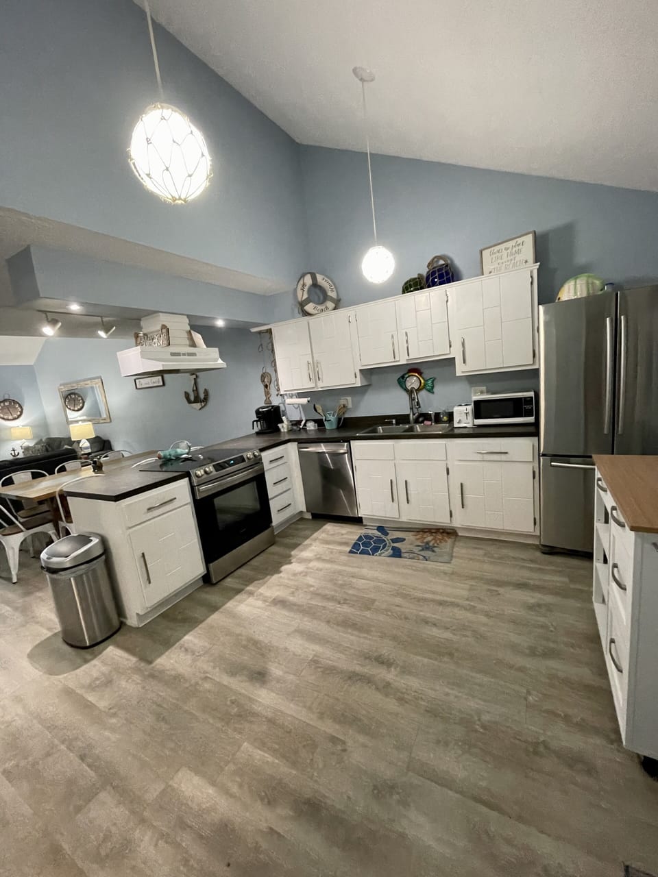 Fully equipped kitchen - microwave, toaster, Keurig, refrigerator, oven, mixer