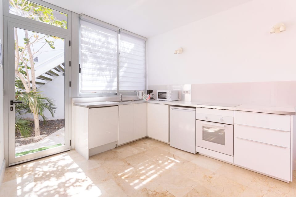 Luminous kitchen and entrance area