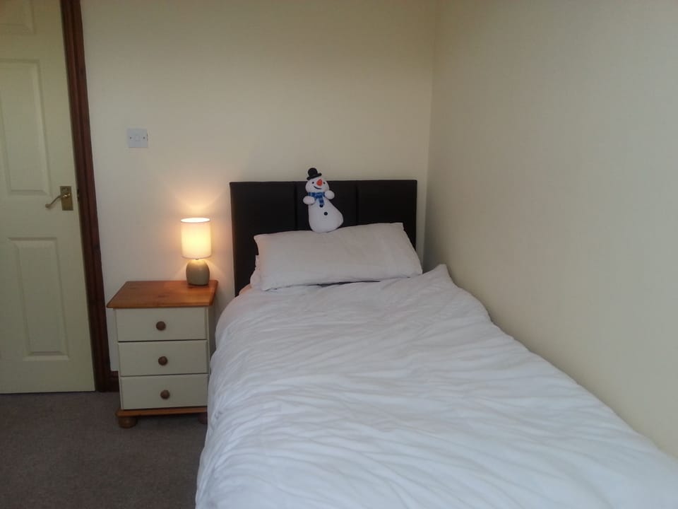 upstairs single bedroom 