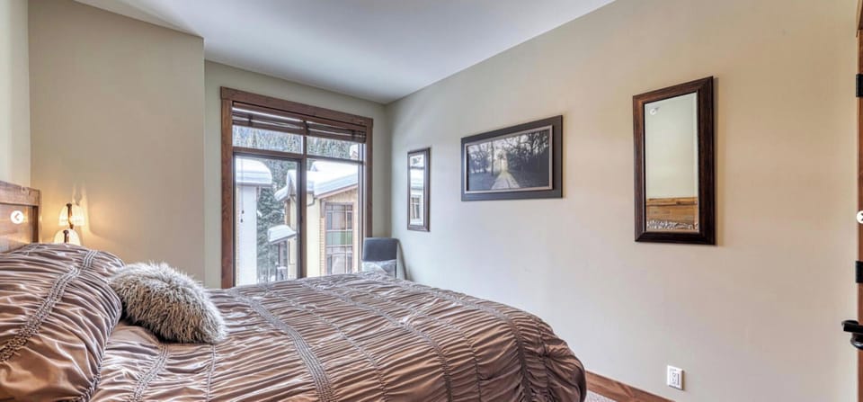 Upstairs bedroom - king