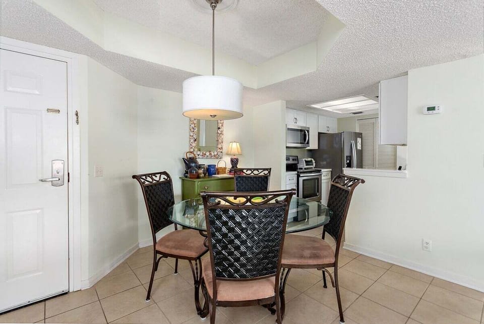 Beach Club 431 - Dining Space