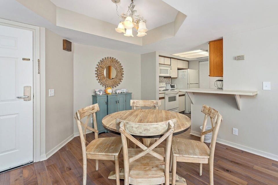 Beach Club 334 - Dining Space