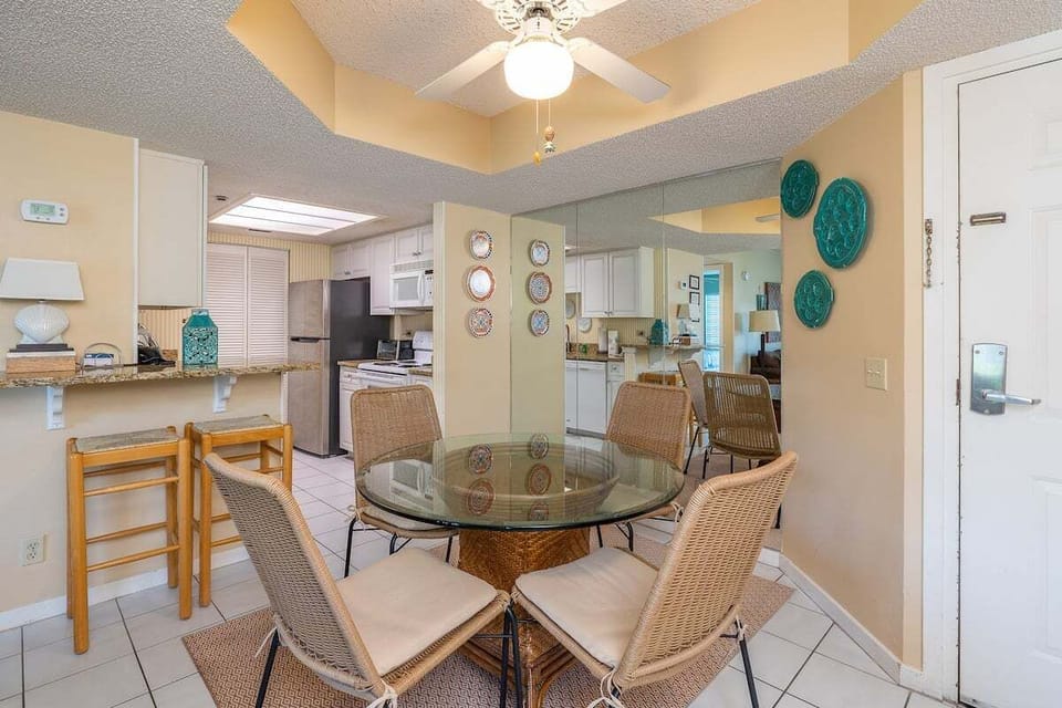 Beach Club 308 - Dining Space
