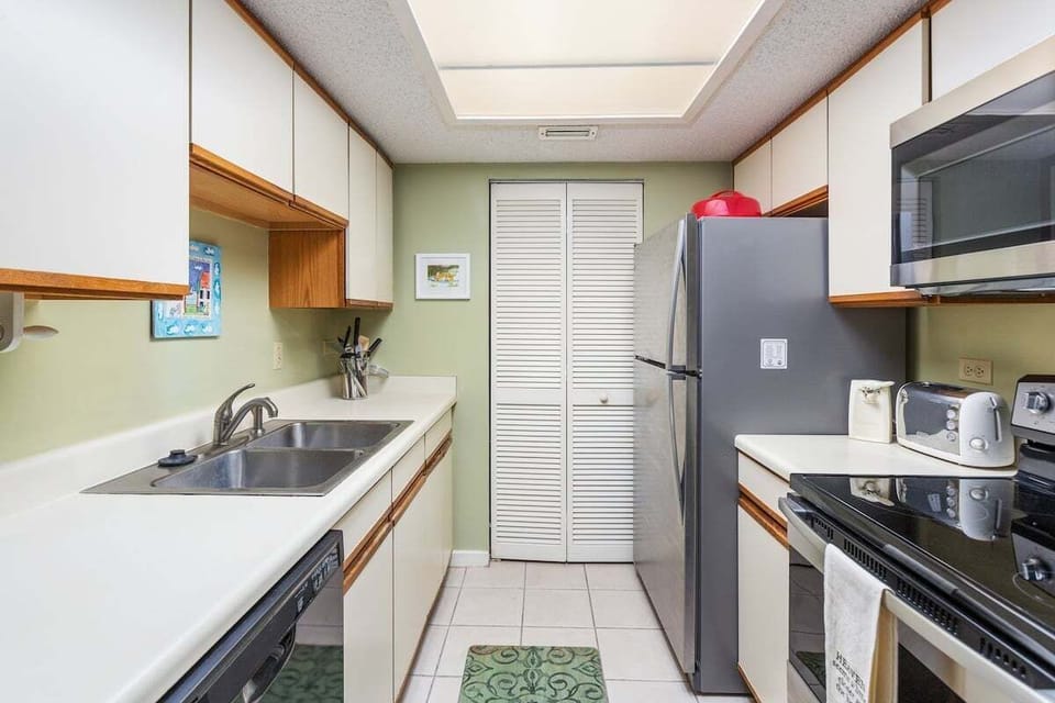 Beach Club 202 - Kitchen