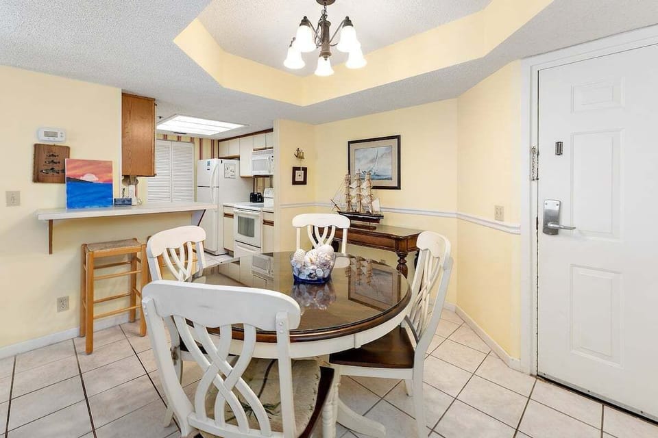 Beach Club 117 - Dining Space