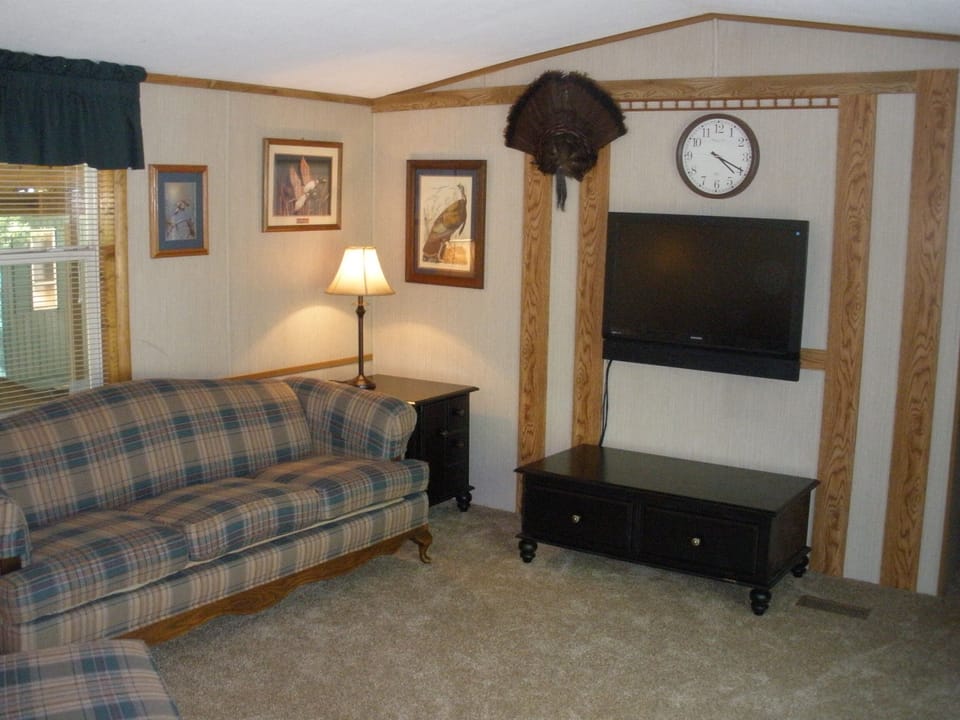 Family Room w/Flat Screen, DISH, DVD