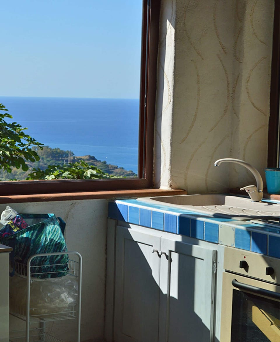 Casa Eolie: open space with kitchenette, table, tv and double sofa bed