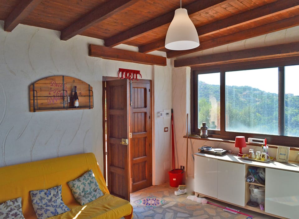 Casa Eolie: open space with kitchenette, table, tv and double sofa bed