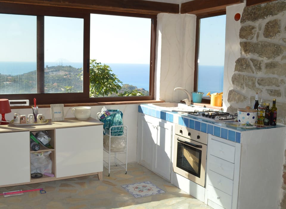 Casa Eolie: open space with kitchenette, table, tv and double sofa bed
