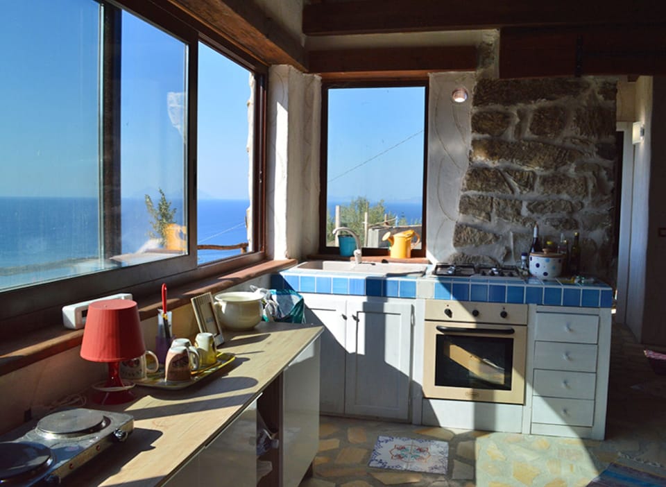 Casa Eolie: open space with kitchenette, table, tv and double sofa bed