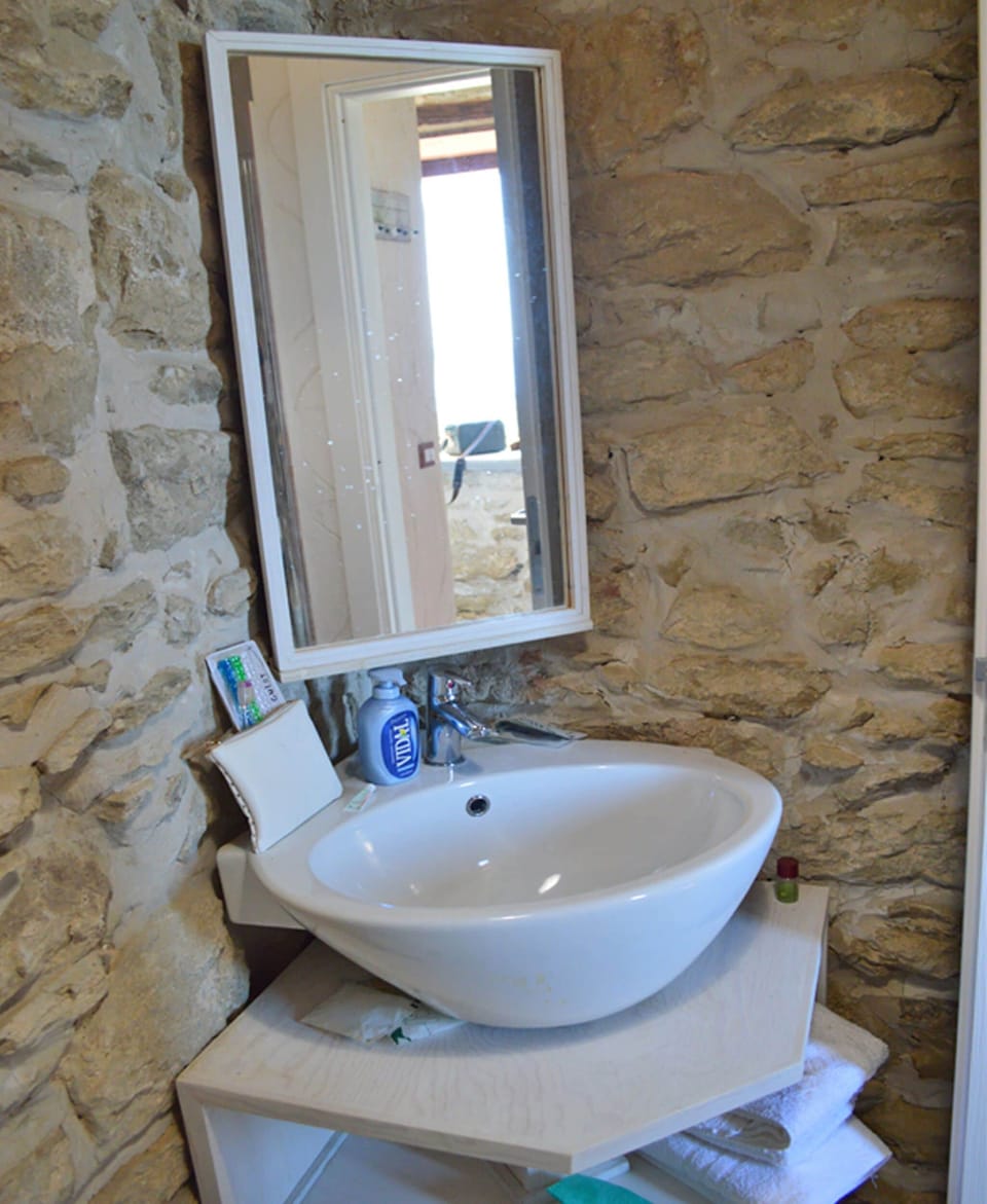 Casa Eolie: bathroom with shower